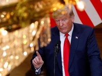 Trump Blak-blakan Mau Bom Iran, Ancam Tarif Gila-gilaan