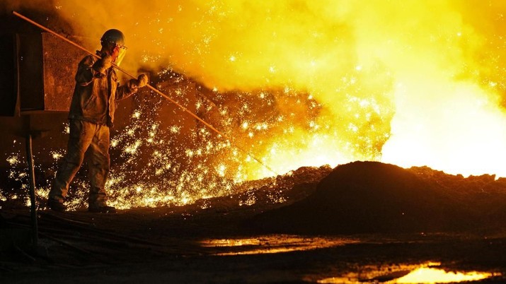 Baja An employee works next to molten iron at a steel mill of Dongbei Special Steel in Dalian, Liaoning province, China July 17, 2018. REUTERS/Stringer ATTENTION EDITORS - THIS IMAGE WAS PROVIDED BY A THIRD PARTY. CHINA OUT.
