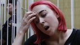 Olga Kurachyova di ruang persidangan. Pussy Riot juga pernah melakukan aksi protes pada gelaran Olimpiade Musim Dingin 2014 di Sochi sehingga digelandang ke penjara. (REUTERS/Sergei Karpukhin)