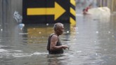 Banjir setinggi lutut dan pinggang di sejumlah area juga membuat warga tak bisa bekerja di pagi hari. (REUTERS/Erik De Castro)