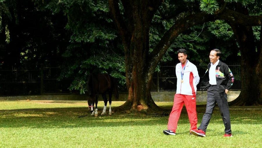 Sambil berbincang mereka berkeliling taman sambil sesekali bersenda gurau. Terlihat dari senyum dari mereka ketika berjalan.