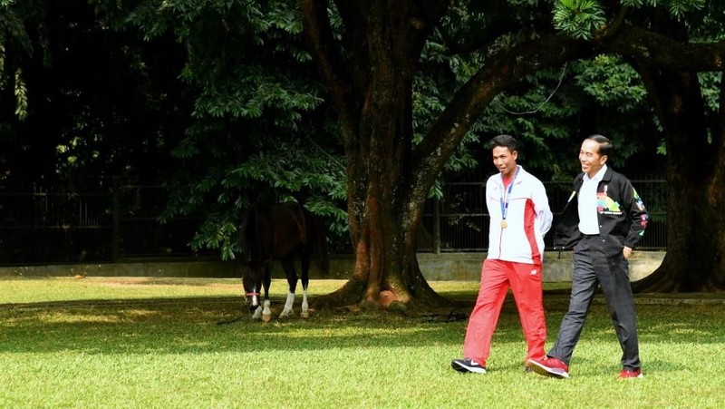 Sambil berbincang mereka berkeliling taman sambil sesekali bersenda gurau. Terlihat dari senyum dari mereka ketika berjalan.