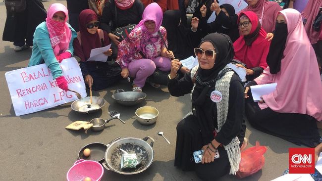 Harga Sembako Naik, Barisan Emak-Emak Militan Demo Jokowi