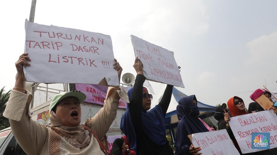 Mereka menuntut untuk turunkan harga sembilan bahan pokok (sembako) dan menurunkan harga BBM, tarif dasar listrik.