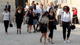 Lynda Nzonzi (tengah) menambah deret para istri atau kekasih (WAG's) pemain timnas Prancis di acara penyambutan juara Piala Dunia 2018 di Elysee Palace. (REUTERS/Philippe Wojazer)