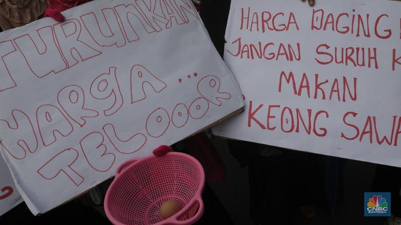 Mereka menuntut untuk turunkan harga sembilan bahan pokok (sembako) dan menurunkan harga BBM, tarif dasar listrik.