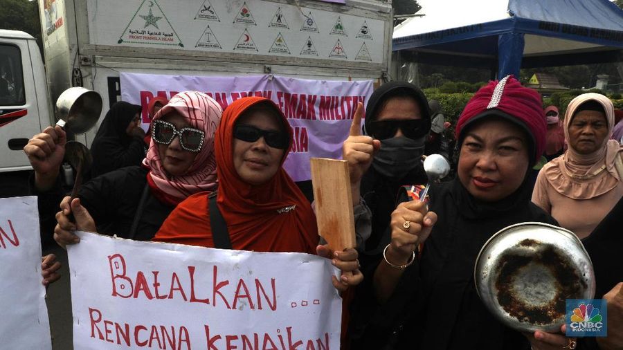Mereka menuntut untuk turunkan harga sembilan bahan pokok (sembako) dan menurunkan harga BBM, tarif dasar listrik.