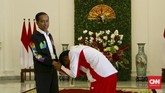 Peraih medali emas Kejuaraan Atletik Dunia U-20, Lalu Muhammad Zohri, langsung mencium tangan Presiden Jokowi di Istana Bogor. (CNN Indonesia/Christie Stefanie)