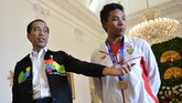 Presiden Jokowi berpesan kepada Lalu Zohri untuk tetap berlatih guna meningkatkan prestasi yang diraih dan selalu rendah hati. (ANTARA FOTO/Wahyu Putro)