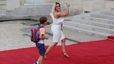 Istri dari Antoine Griezmann, Erika Choperena, tampak semringah menuju Elysee Palace untuk hadir dalam upacara penyambutan juara Piala Dunia 2018. (REUTERS/Philippe Wojazer)