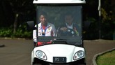 Lalu Zohri mendapat penghormatan dengan naik mobil golf bersama Presiden Jokowi. Dalam kesempatan itu, Jokowi banyak bertanya kepada Zohri. (ANTARA FOTO/Wahyu Putro)