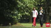 Presiden Jokowi serius menyimak wejangan-erjangan dari Jokowi sembari jalan-jalan keliling taman Istana Bogor. (CNN Indonesia/Christie Stefanie)
