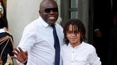 Ayah Kylian Mbappe, Wilfried Mbappe beserta sang adik Ethan Mbappe, tampak semringah dan bangga ambil bagian dalam perayaan juara Piala Dunia 2018 di Elysee Palace. (REUTERS/Philippe Wojazer)
