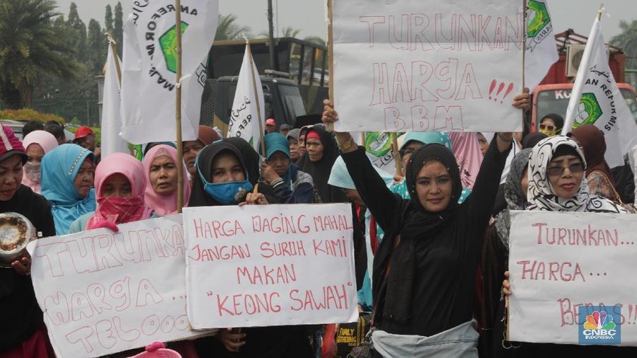 Mereka menuntut untuk turunkan harga sembilan bahan pokok (sembako) dan menurunkan harga BBM, tarif dasar listrik.