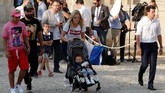 Camille Tytgat (tengah), istri Raphael Varane bersama anak dan sanak keluarga ikut merayakan pesta timnas Prancis juara Piala Dunia 2018. (REUTERS/Philippe Wojazer)