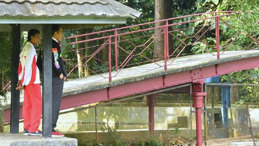 Sambil berbincang mereka berkeliling taman sambil sesekali bersenda gurau. Terlihat dari senyum dari mereka ketika berjalan.