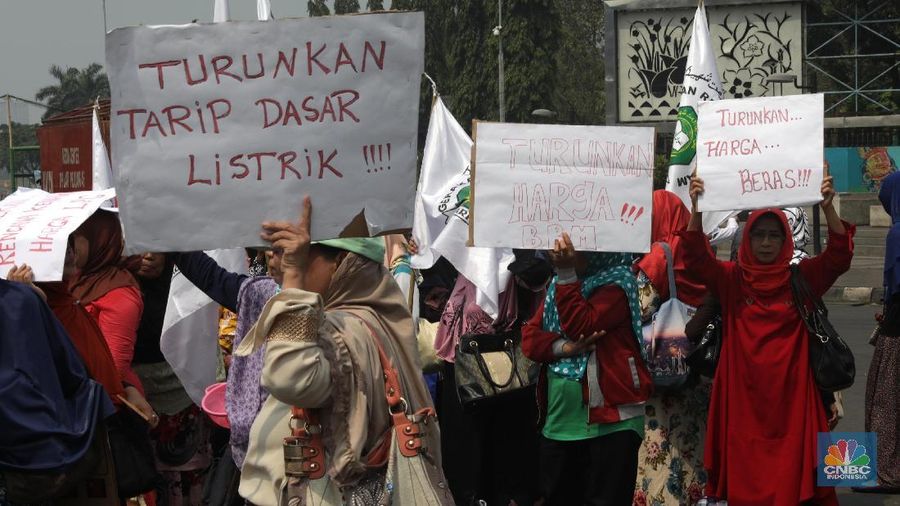 Mereka menuntut untuk turunkan harga sembilan bahan pokok (sembako) dan menurunkan harga BBM, tarif dasar listrik.