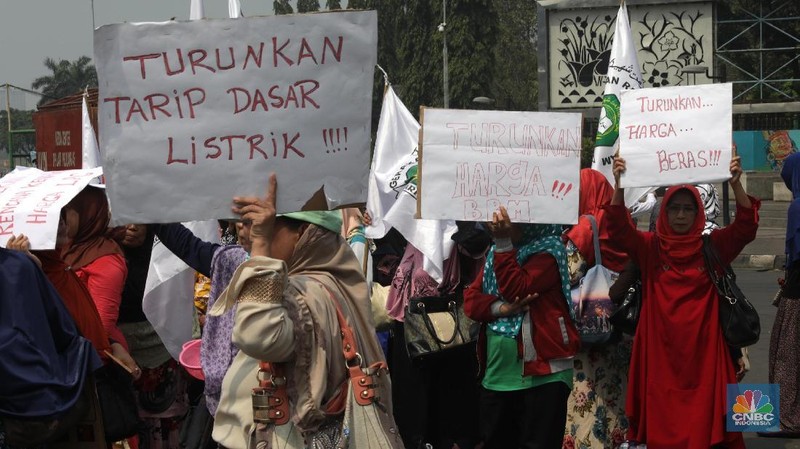 Mereka menuntut untuk turunkan harga sembilan bahan pokok (sembako) dan menurunkan harga BBM, tarif dasar listrik.