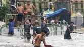 Tiba sebelum fajar di Pulau Fuga di Cagayan, Badai Henry memaksa kelas-kelas dibatalkan di sejumlah area. (REUTERS/Erik De Castro)
