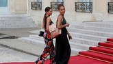 Sarah Tolisso (kanan), kekasih gelandang timnas Prancis Corentin Tolisso ikut hadir dalam upacara penyambutan di Istana Kepresidenan Elysee di Paris, Senin (16/7). (REUTERS/Philippe Wojazer)