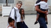 Isabelle Matuidi, istri Blaise Matudi bersama dengan anak-anak mereka tampak antusias menuju Elysee Palace. (REUTERS/Philippe Wojazer)