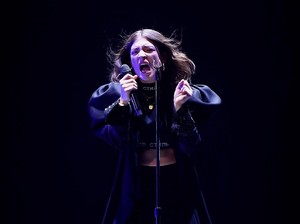 Lorde Hapus Semua Unggahan di IG Sisa Foto Mata Lebam, Kenapa?