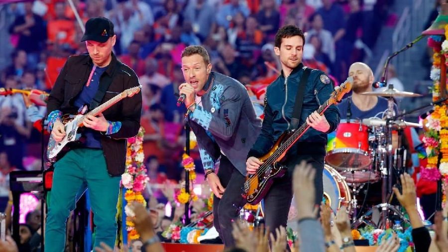 Chris Martin (C), lead singer of Coldplay, performs with the band during the half-time show at the NFL's Super Bowl 50 between the Carolina Panthers and the Denver Broncos in Santa Clara, California February 7, 2016.