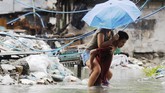 Ketinggian air sempat mencapai 18 meter dan pemerintah akhirnya melakukan evakuasi paksa terhadap warga di sepanjang sungai. (REUTERS/Erik De Castro)