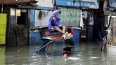 Pada sekitar 7.30 di Metro Manila, Bulacan, Bataan dan Batangas, peringatan hujan tingkat kedua tertinggi pun diterapkan. (REUTERS/Erik De Castro)