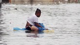 Saat air mulai naik, pemerintah menetapkan peringatan kedua dan warga yang tinggal di dekat sungai diminta evakuasi. (REUTERS/Erik De Castro)