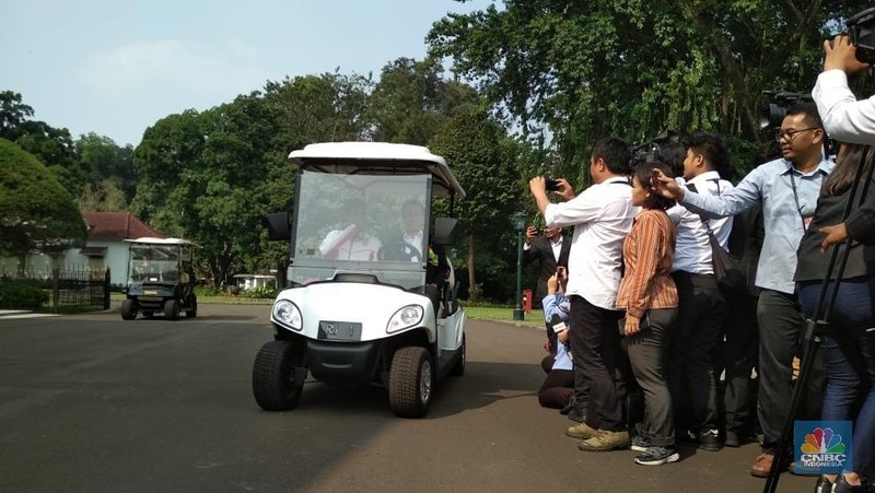 Sambil berbincang mereka berkeliling taman sambil sesekali bersenda gurau. Terlihat dari senyum dari mereka ketika berjalan.