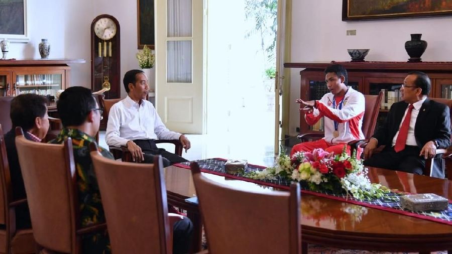 Sambil berbincang mereka berkeliling taman sambil sesekali bersenda gurau. Terlihat dari senyum dari mereka ketika berjalan.