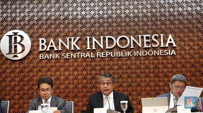 BI Pertahankan BI 7-Day Reverse Repo Rate 5,25% Gubernur BI Perry Warjiyo saat memberikan pemaparan di konferensi pers di Gedung BI, Jakarta, Kamis (19/7).Rapat Gubernur (RDG) Bank Indonesia pada 18-19 Juli 2018 memutuskan untuk mempertahankan BI 7-day Reserve Reporter Rate tetap sebesar 5,25%, suku bunga Deposit Facility tetap sebesar 4,50% dan suku bunga Lending Facility tetap sebesar 6,00%. Keputusan tersebut konsisten dengan upaya Bank Indonesia mempertahankan daya tarik pasar keuangan domestik ditengah ketidakpastian pasar keuangan global yang masih tinggi sehingga dapat menjaga stabilitas, khususnya stabilitas nilai tukar rupiah. Pelonggaran kebijakan makroprudensial oleh Bank Indonesia diyakini dapat meningkatkan fleksibilitas manajemen likuiditas dan intermediasi perbankan bagi pertumbuhan ekonomi. Ketidakpastian pasar keuangan global yang masih tinggi, di tengah dinamika pertumbuhan ekonomi dunia yang tidak merata. Ekonomi AS diprakirakan tumbuh tinggi dengan inflasi yang semakin meningkat, sementara pertumbuhan ekonomi Eropa terindikasi tidak sekuat prakiraan sebelumnya dan pertumbuhan ekonomi Tiongkok juga belum meningkat. (Gubernur BI Perry Warjiyo saat memberikan pemaparan di konferensi pers di Gedung BI, Jakarta, Kamis (19/7).Rapat Gubernur (RDG) Bank Indonesia pada 18-19 Juli 2018 memutuskan untuk mempertahankan BI 7-day Reserve Reporter Rate tetap sebesar 5,25%, suku bunga Deposit Facility tetap sebesar 4,50% dan suku bunga Lending Facility tetap sebesar 6,00%. Keputusan tersebut konsisten dengan upaya Bank Indonesia mempertahankan daya tarik pasar keuangan domestik ditengah ketidakpastian pasar keuangan global yang masih tinggi sehingga dapat menjaga stabilitas, khususnya stabilitas nilai tukar rupiah. Pelonggaran kebijakan makroprudensial oleh Bank Indonesia diyakini dapat meningkatkan fleksibilitas manajemen likuiditas dan intermediasi perbankan bagi pertumbuhan ekonomi. Ketidakpastian pasar keuangan global yang masih tinggi, di tengah dinamika pertumbuhan ekonomi dunia yang tidak merata. Ekonomi AS diprakirakan tumbuh tinggi dengan inflasi yang semakin meningkat, sementara pertumbuhan ekonomi Eropa terindikasi tidak sekuat prakiraan sebelumnya dan pertumbuhan ekonomi Tiongkok juga belum meningkat.)