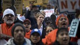 Cynthia Nixon juga tak canggung berada di tengah aktivis yang memprotes hal-hal terkait ekonomi serta imigran di Wall Street, Manhattan. (Drew Angerer/Getty Images/AFP)