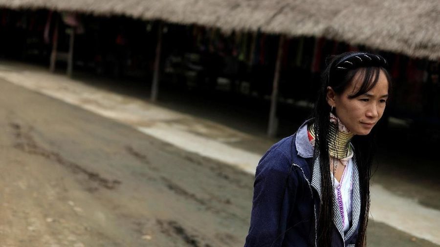 Jika semakin banyak cincin yang digunakan dan semakin panjang leher yang dimiliki, maka ia akan semakin cantik dan terlihat makin anggun serta terpandang.
