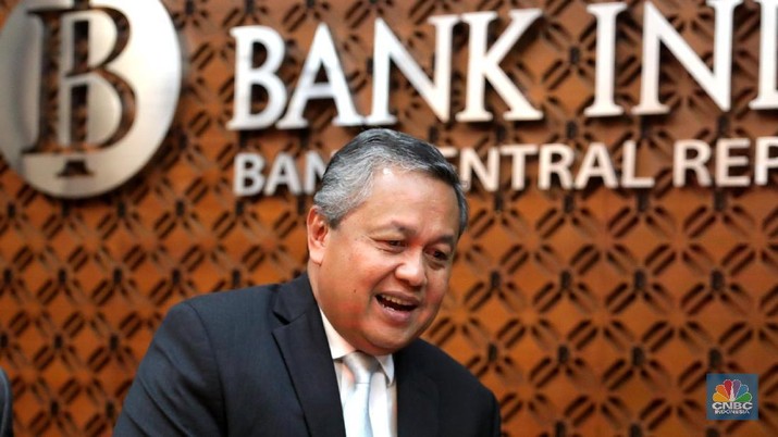 BI Pertahankan BI 7-Day Reverse Repo Rate 5,25% Gubernur BI Perry Warjiyo saat memberikan pemaparan di konferensi pers di Gedung BI, Jakarta, Kamis (19/7).Rapat Gubernur (RDG) Bank Indonesia pada 18-19 Juli 2018 memutuskan untuk mempertahankan BI 7-day Reserve Reporter Rate tetap sebesar 5,25%, suku bunga Deposit Facility tetap sebesar 4,50% dan suku bunga Lending Facility tetap sebesar 6,00%. Keputusan tersebut konsisten dengan upaya Bank Indonesia mempertahankan daya tarik pasar keuangan domestik ditengah ketidakpastian pasar keuangan global yang masih tinggi sehingga dapat menjaga stabilitas, khususnya stabilitas nilai tukar rupiah. Pelonggaran kebijakan makroprudensial oleh Bank Indonesia diyakini dapat meningkatkan fleksibilitas manajemen likuiditas dan intermediasi perbankan bagi pertumbuhan ekonomi. Ketidakpastian pasar keuangan global yang masih tinggi, di tengah dinamika pertumbuhan ekonomi dunia yang tidak merata. Ekonomi AS diprakirakan tumbuh tinggi dengan inflasi yang semakin meningkat, sementara pertumbuhan ekonomi Eropa terindikasi tidak sekuat prakiraan sebelumnya dan pertumbuhan ekonomi Tiongkok juga belum meningkat. (Gubernur BI Perry Warjiyo saat memberikan pemaparan di konferensi pers di Gedung BI, Jakarta, Kamis (19/7).Rapat Gubernur (RDG) Bank Indonesia pada 18-19 Juli 2018 memutuskan untuk mempertahankan BI 7-day Reserve Reporter Rate tetap sebesar 5,25%, suku bunga Deposit Facility tetap sebesar 4,50% dan suku bunga Lending Facility tetap sebesar 6,00%. Keputusan tersebut konsisten dengan upaya Bank Indonesia mempertahankan daya tarik pasar keuangan domestik ditengah ketidakpastian pasar keuangan global yang masih tinggi sehingga dapat menjaga stabilitas, khususnya stabilitas nilai tukar rupiah. Pelonggaran kebijakan makroprudensial oleh Bank Indonesia diyakini dapat meningkatkan fleksibilitas manajemen likuiditas dan intermediasi perbankan bagi pertumbuhan ekonomi. Ketidakpastian pasar keuangan global yang masih tinggi, di tengah dinamika pertumbuhan ekonomi dunia yang tidak merata. Ekonomi AS diprakirakan tumbuh tinggi dengan inflasi yang semakin meningkat, sementara pertumbuhan ekonomi Eropa terindikasi tidak sekuat prakiraan sebelumnya dan pertumbuhan ekonomi Tiongkok juga belum meningkat.)