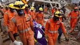 Para pekerja menggunakan pemotong baja dan bor, dibantu anjing pelacak menyisir berton-ton beton dan logam. (REUTERS/Adnan Abidi)