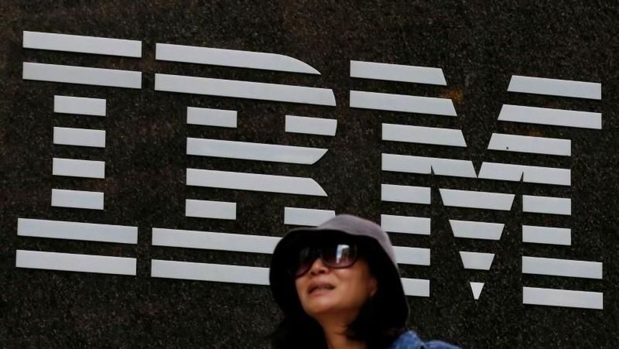 A woman passes by the IBM offices in New York City, U.S., October 17, 2016. REUTERS/Brendan McDermid -
