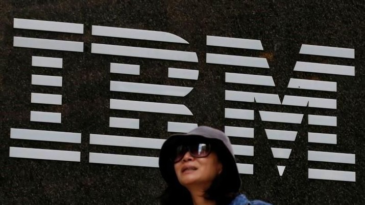 A woman passes by the IBM offices in New York City, U.S., October 17, 2016. REUTERS/Brendan McDermid -