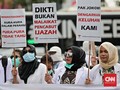 FOTO: Dokter-dokter Muda Tuntut Ijazah di Seberang Istana
