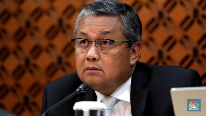 BI Pertahankan BI 7-Day Reverse Repo Rate 5,25% Gubernur BI Perry Warjiyo saat memberikan pemaparan di konferensi pers di Gedung BI, Jakarta, Kamis (19/7).Rapat Gubernur (RDG) Bank Indonesia pada 18-19 Juli 2018 memutuskan untuk mempertahankan BI 7-day Reserve Reporter Rate tetap sebesar 5,25%, suku bunga Deposit Facility tetap sebesar 4,50% dan suku bunga Lending Facility tetap sebesar 6,00%. Keputusan tersebut konsisten dengan upaya Bank Indonesia mempertahankan daya tarik pasar keuangan domestik ditengah ketidakpastian pasar keuangan global yang masih tinggi sehingga dapat menjaga stabilitas, khususnya stabilitas nilai tukar rupiah. Pelonggaran kebijakan makroprudensial oleh Bank Indonesia diyakini dapat meningkatkan fleksibilitas manajemen likuiditas dan intermediasi perbankan bagi pertumbuhan ekonomi. Ketidakpastian pasar keuangan global yang masih tinggi, di tengah dinamika pertumbuhan ekonomi dunia yang tidak merata. Ekonomi AS diprakirakan tumbuh tinggi dengan inflasi yang semakin meningkat, sementara pertumbuhan ekonomi Eropa terindikasi tidak sekuat prakiraan sebelumnya dan pertumbuhan ekonomi Tiongkok juga belum meningkat. (Gubernur BI Perry Warjiyo saat memberikan pemaparan di konferensi pers di Gedung BI, Jakarta, Kamis (19/7).Rapat Gubernur (RDG) Bank Indonesia pada 18-19 Juli 2018 memutuskan untuk mempertahankan BI 7-day Reserve Reporter Rate tetap sebesar 5,25%, suku bunga Deposit Facility tetap sebesar 4,50% dan suku bunga Lending Facility tetap sebesar 6,00%. Keputusan tersebut konsisten dengan upaya Bank Indonesia mempertahankan daya tarik pasar keuangan domestik ditengah ketidakpastian pasar keuangan global yang masih tinggi sehingga dapat menjaga stabilitas, khususnya stabilitas nilai tukar rupiah. Pelonggaran kebijakan makroprudensial oleh Bank Indonesia diyakini dapat meningkatkan fleksibilitas manajemen likuiditas dan intermediasi perbankan bagi pertumbuhan ekonomi. Ketidakpastian pasar keuangan global yang masih tinggi, di tengah dinamika pertumbuhan ekonomi dunia yang tidak merata. Ekonomi AS diprakirakan tumbuh tinggi dengan inflasi yang semakin meningkat, sementara pertumbuhan ekonomi Eropa terindikasi tidak sekuat prakiraan sebelumnya dan pertumbuhan ekonomi Tiongkok juga belum meningkat.)