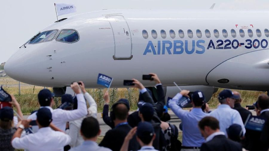 Airbus members celebrate the landing of an Airbus A220-300 aircraft during its presentation in Colomiers near Toulouse, France, July 10, 2018. Airbus A220 is the new brand for the small CSeries passenger jet acquired from Canada's Bombardier. REUTERS/Regis Duvignau