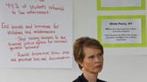 Namun belakangan, Cynthia Nixon juga dekat dengan dunia politik. Ia pernah mencalonkan diri menjadi Gubernur New York, berkampanye dan mendatangi sekolah-sekolah maupun para aktivis. (REUTERS/Joe Penney)