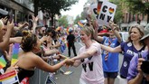 Cynthia Nixon juga turun ke jalan bersama para pendukung LGBT dalam acara tahunan Pride Parade. (REUTERS/Joe Penney)