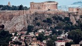 Distrik Anafiotika berada di bawah situs arkeologi Akropolis. Bangunan-bangunan di tempat ini memiliki perpaduan arsitektur dan warna yang cukup menarik untuk dinikmati.