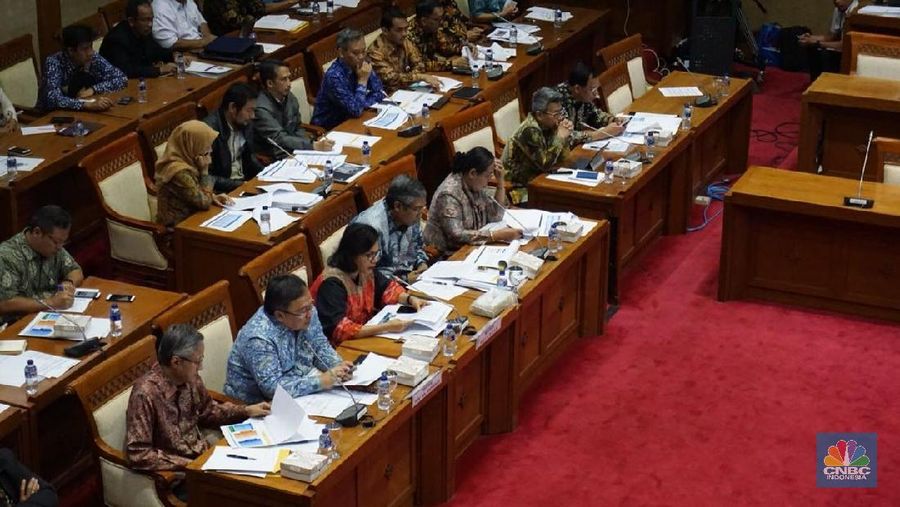 Dewan Perwakilan Rakyat (DPR) menilai pemerintah terlalu mudah menyerah dalam mengejar target pertumbuhan ekonomi