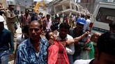 Akibatnya puluhan keluarga, termasuk para buruh dan keluarga terjebak di bawah puing-puing. (REUTERS/Adnan Abidi)