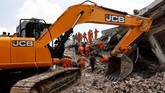 Perusahaan-perusahaan konstruksi kerap mengurangi biaya pembangunan dengan menggunakan bahan-bahan murah. (REUTERS/Adnan Abidi)