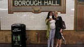 Ia dikerubungi penggemar. Beberapa dari mereka meminta berfoto bersama saat tak sengaja bertemu di stasiun kereta bawah tanah Borough Hall, Brooklyn, New York. (REUTERS/Joe Penney)
