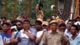 Apartemen enam lantai ambruk di Greater Noida, sebuah kota satelit di sebelah timur New Delhi, Ibu Kota India, Selasa (17/7) malam dan menimpa bangunan di sebelahnya. (REUTERS/Adnan Abidi)